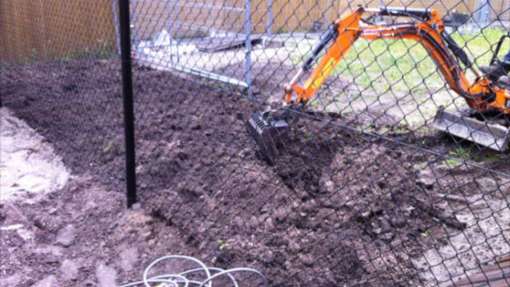 uitgraven curnet Zandbed. afvoeren van zwarte grond uit de achtertuin aanleggen van een achtertuin in breda
